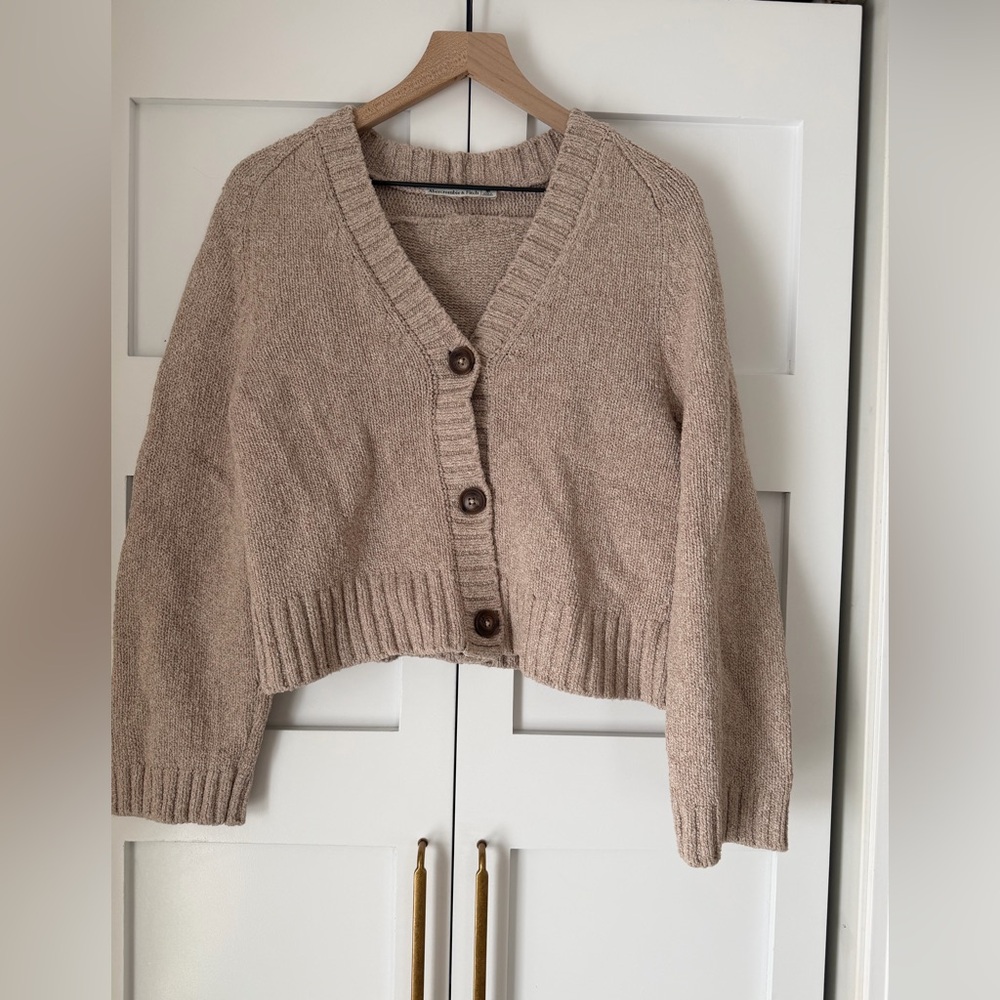 Abercrombie & Fitch Taupe Button-Front V-Neck Cropped Cardigan